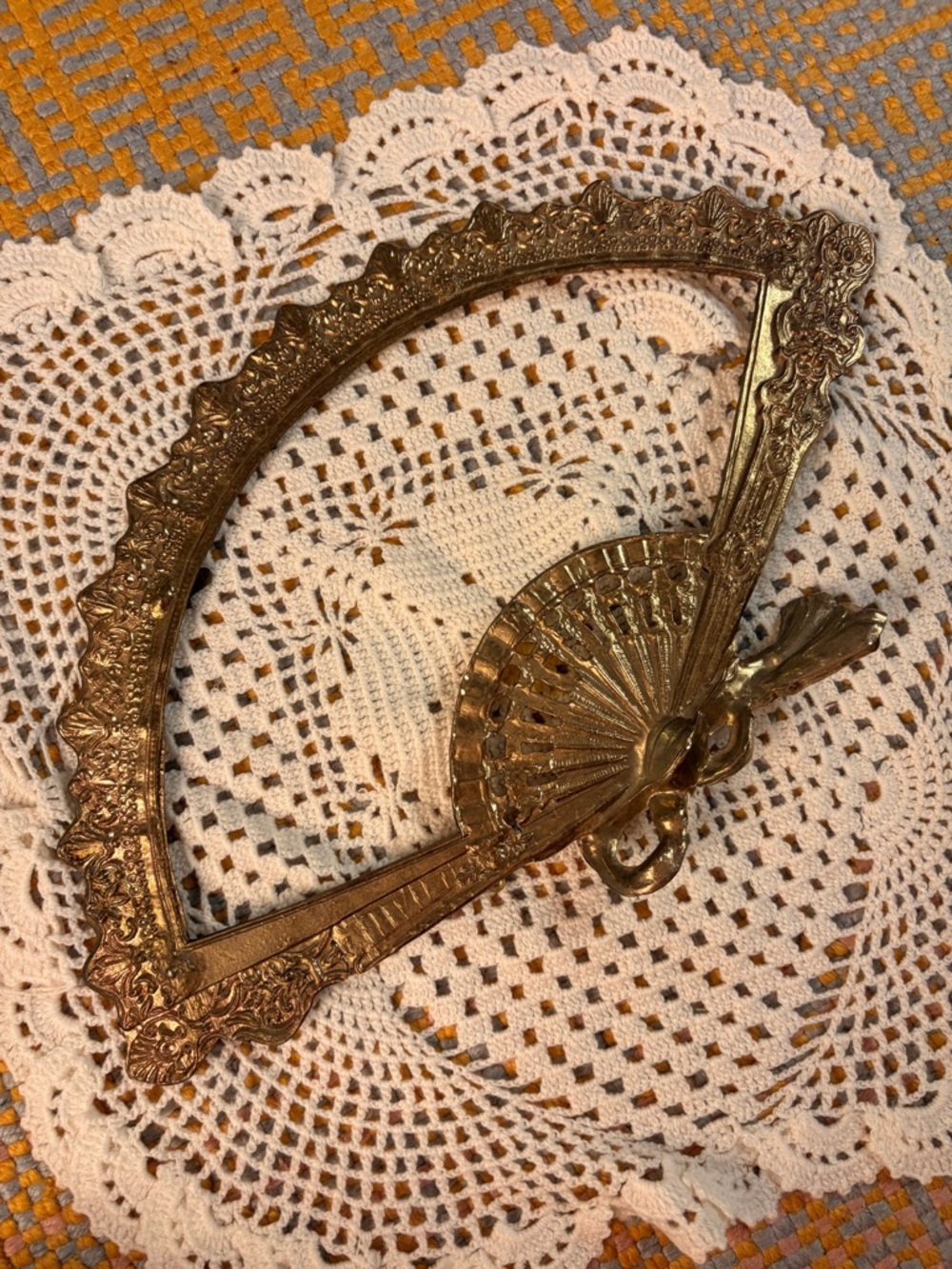 🎀✨ Vintage 1970s Ornate Brass Fan-Shaped Picture Frame ✨🎀